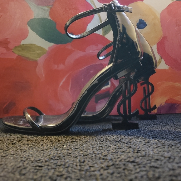 BLACK STRAPPY SANDAL HEELS - Picture 1 of 2